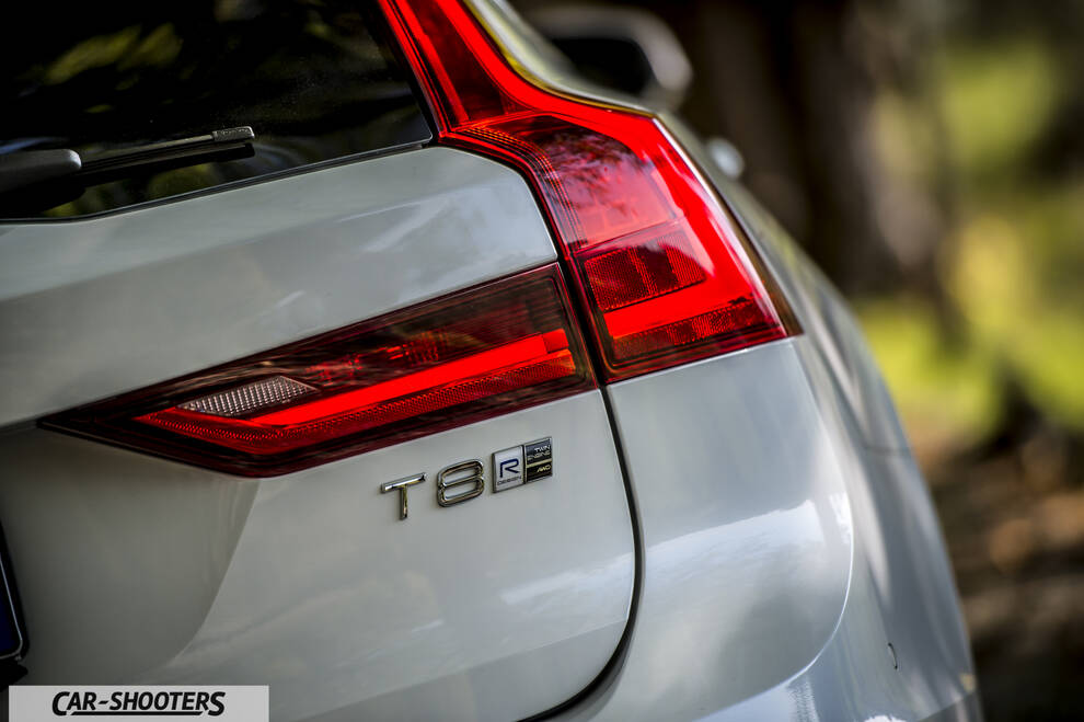 Volvo V90 T8 – rear three-quarter, silver against a blurred natural background