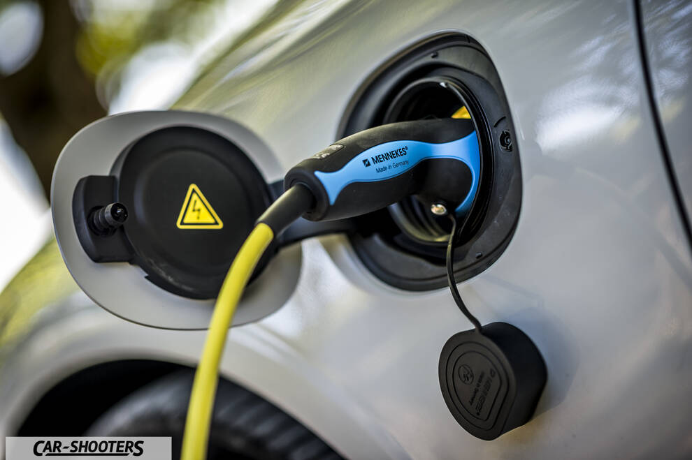 Volvo V90 T8 – detail, charging port plug close-up