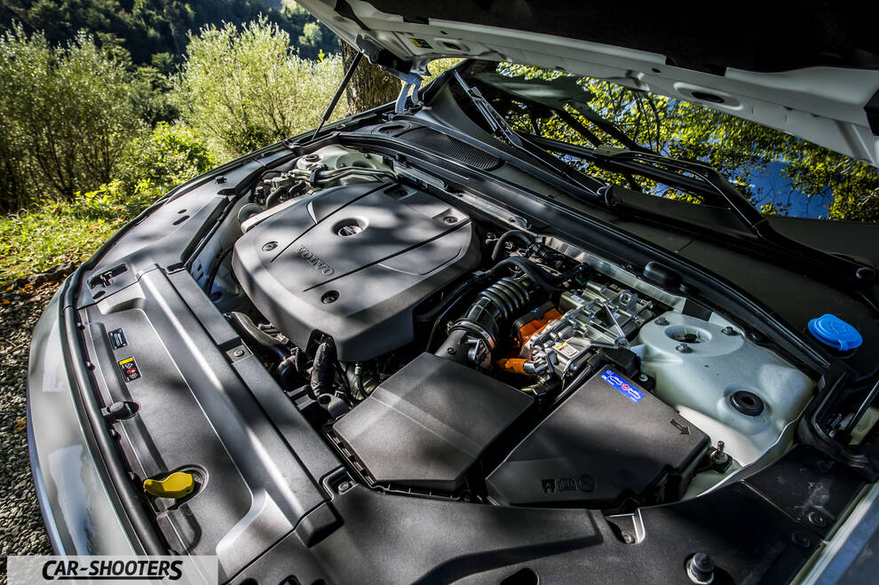 Volvo V90 T8 – engine bay, against a natural outdoor backdrop