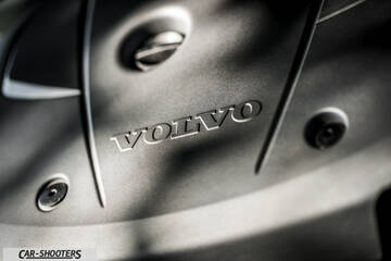 Volvo V90 T8 – engine bay, engine cover closeup