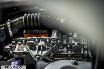 Volvo V90 T8 – engine bay, close-up of engine components