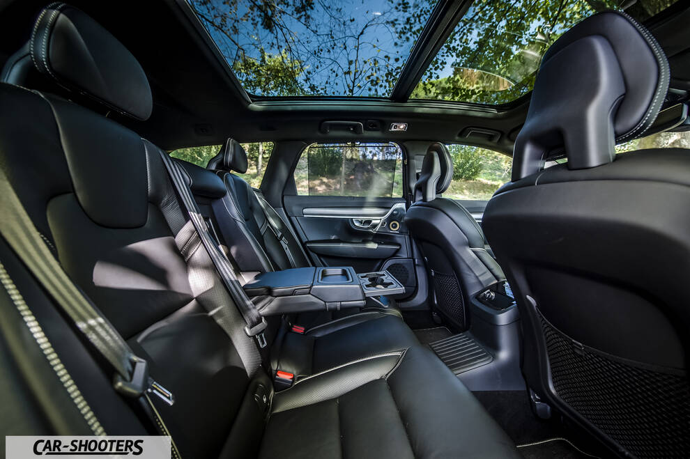 Volvo V90 T8 – interior, leather rear seats with panoramic sunroof