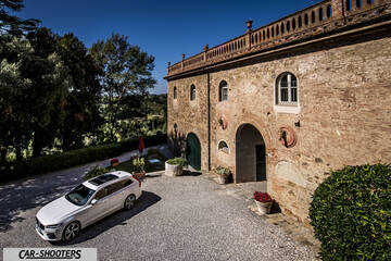 Volvo V90 T8 – front three-quarter, white in a villa courtyard