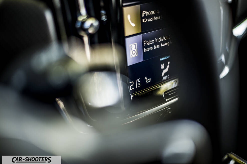 Volvo V90 T8 – dashboard, digital infotainment display