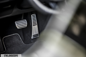 Volvo V90 T8 – detail, metal foot pedals close-up