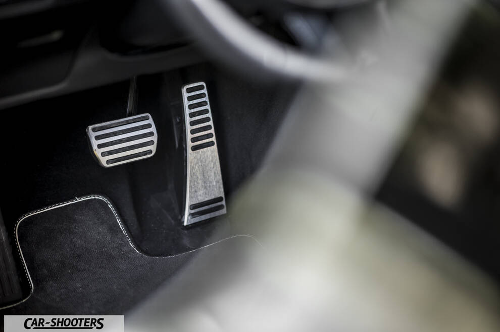 Volvo V90 T8 – detail, metal foot pedals close-up
