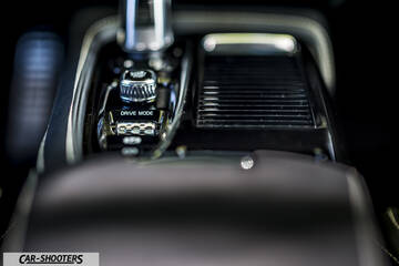 Volvo V90 T8 – detail, center console shifter and drive mode