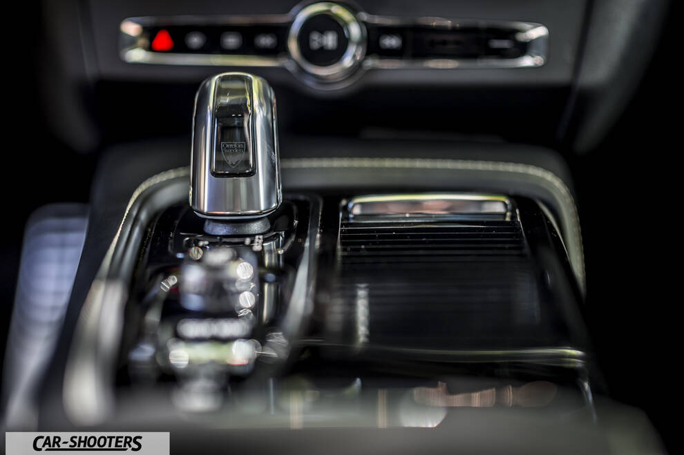 Volvo V90 T8 – interior, gear selector and center console
