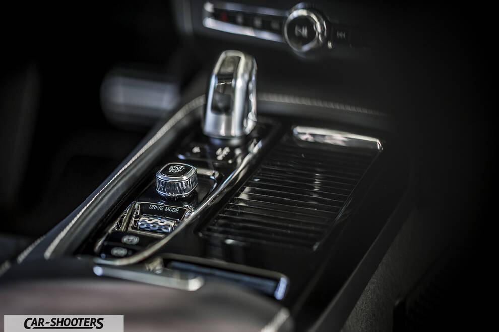 Volvo V90 T8 – interior, center console and gear shifter