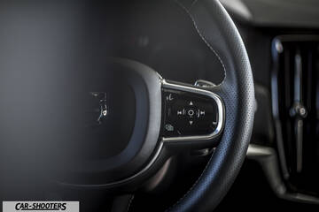 Volvo V90 T8 – dashboard, leather steering wheel close-up