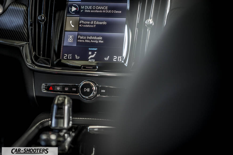 Volvo V90 T8 – dashboard, center console touchscreen display
