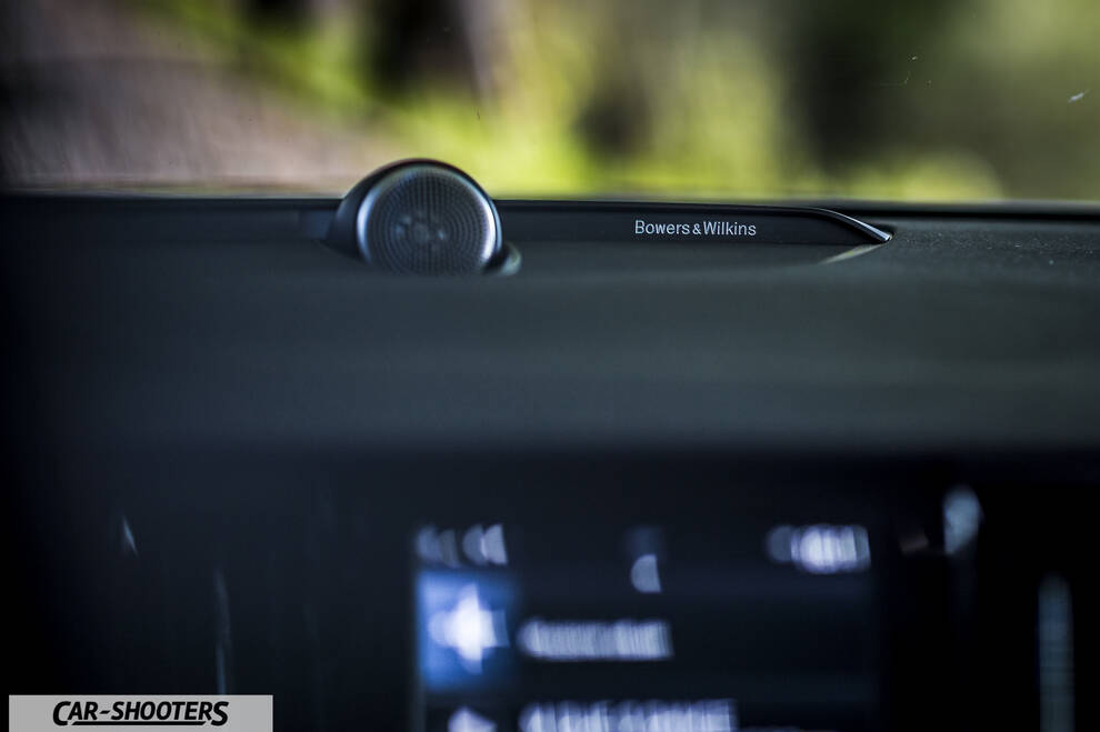 Volvo V90 T8 – dashboard, dashboard audio speaker close-up