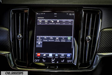 Volvo V90 T8 – dashboard, large vertical touchscreen infotainment display