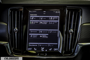 Volvo V90 T8 – dashboard, large vertical touchscreen display