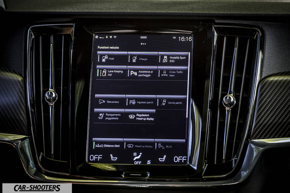 Volvo V90 T8 – dashboard, large vertical touchscreen display