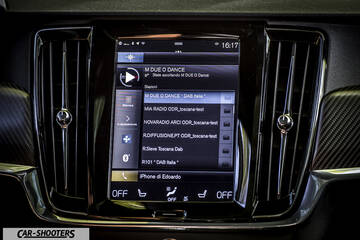 Volvo V90 T8 – dashboard, vertical infotainment touch screen