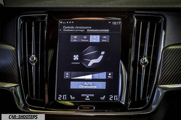 Volvo V90 T8 – dashboard, vertical touchscreen infotainment display