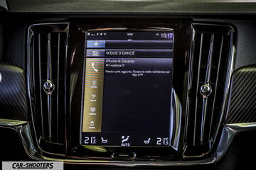 Volvo V90 T8 – dashboard, vertical touchscreen infotainment display