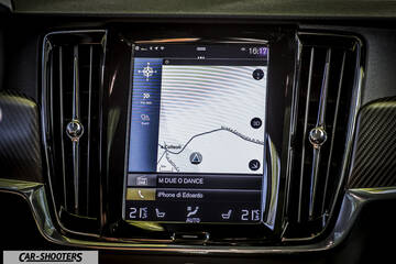 Volvo V90 T8 – dashboard, vertical touchscreen infotainment system