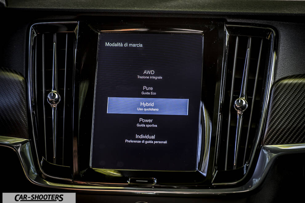 Volvo V90 T8 – dashboard, touchscreen infotainment display