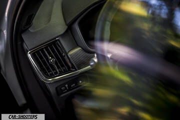 Volvo V90 T8 – dashboard, air vent and motion blurred steering wheel