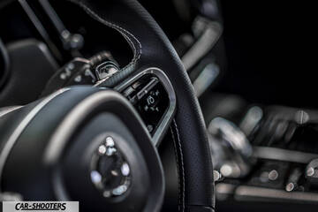 Volvo V90 T8 – dashboard, leather steering wheel close up