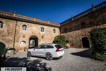 Volvo V90 T8 – rear three-quarter, white in an old Italian courtyard