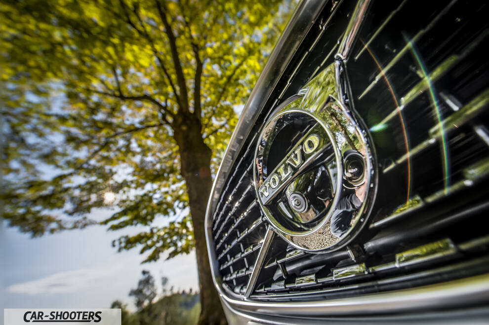 Volvo V90 T8 – detail, grille and emblem close-up