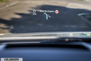 Volvo V90 T8 – dashboard, heads-up display showing navigation info
