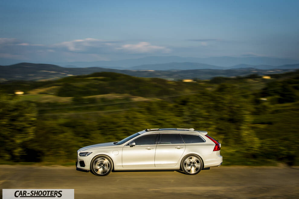 Volvo V90 T8 – side profile, silver on a country road