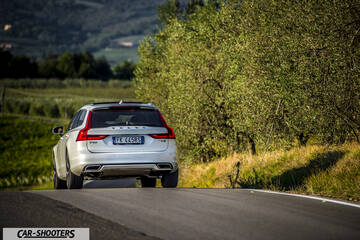 Volvo V90 T8 – rear view, silver on a country road