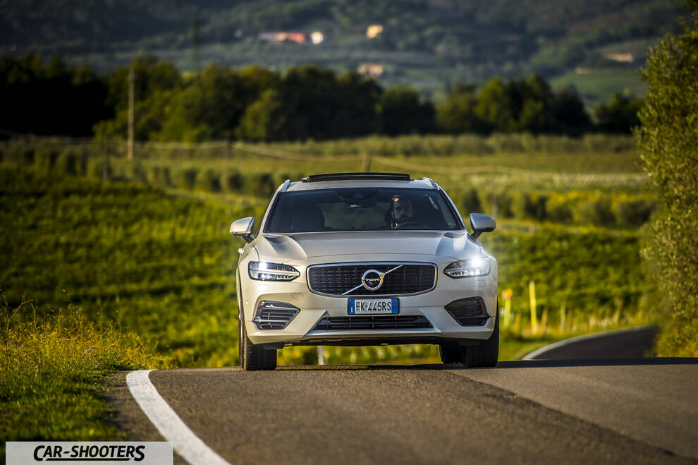 Volvo V90 T8 – front three-quarter, silver metallic on a country road