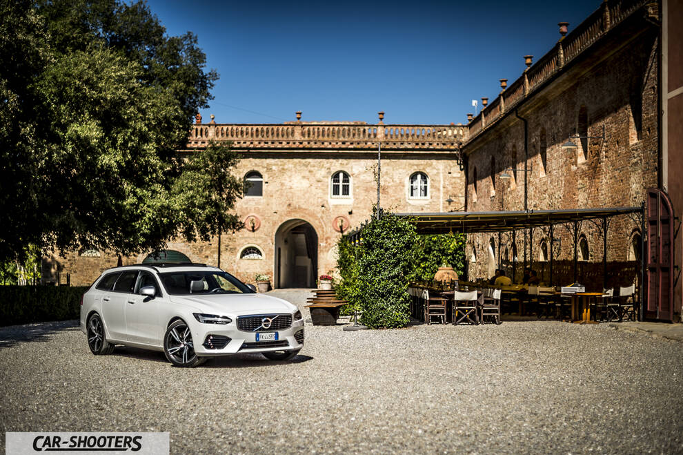 Volvo V90 T8 – front three-quarter, white in a gravel courtyard