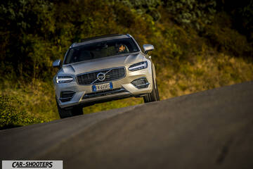 Volvo V90 T8 – front three-quarter, silver metallic on a country road