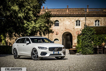 Volvo V90 T8 – front three-quarter, white against a historic building backdrop