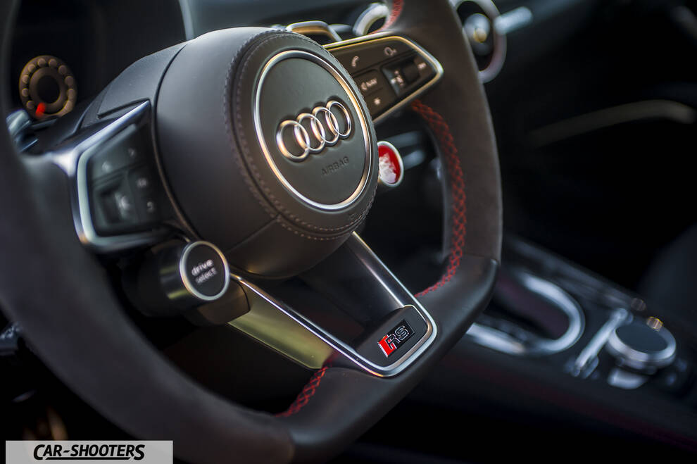 Audi – dashboard, leather steering wheel with red stitching