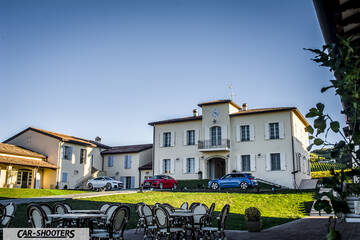 Audi – front three-quarter, in front of a large villa