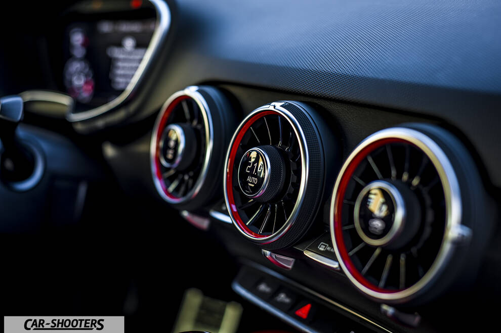 Audi – dashboard, round air vents