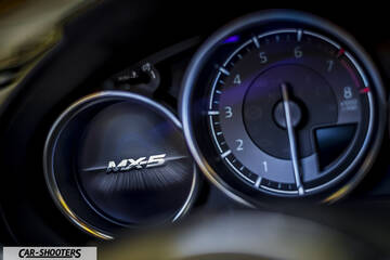 Mazda MX 5 ND – dashboard, instrument cluster with tachometer