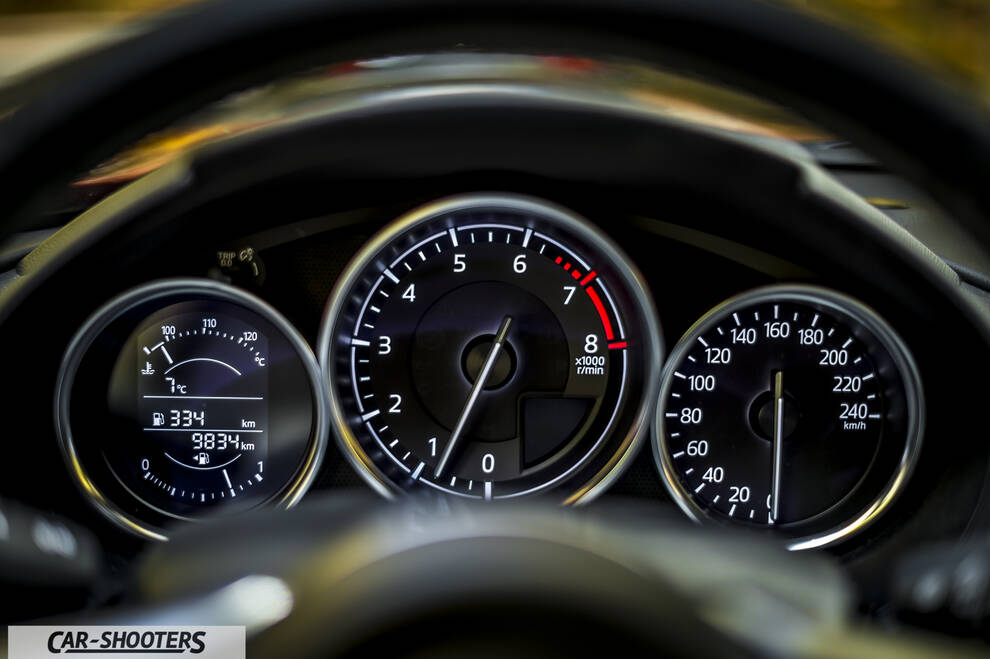 Mazda MX 5 ND – dashboard, analog instrument cluster
