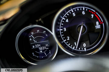 Mazda MX 5 ND – dashboard, analog tachometer and digital display