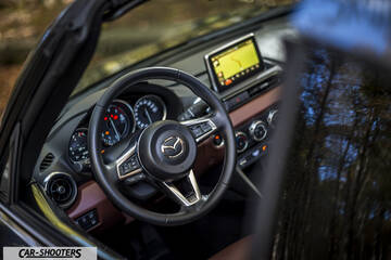 Mazda MX 5 ND – dashboard, leather steering wheel and infotainment screen