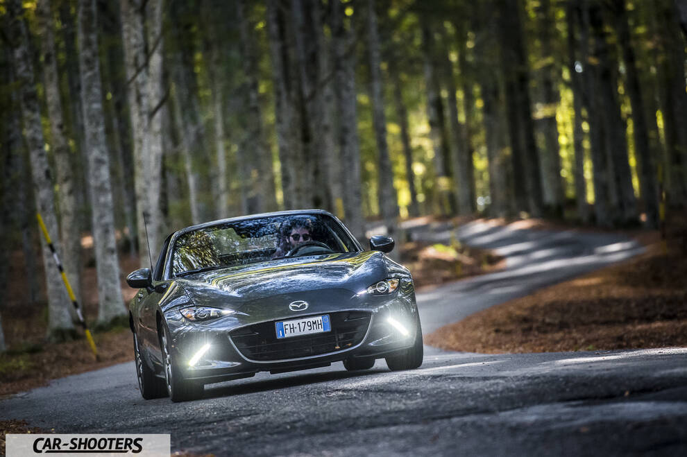 Mazda MX 5 ND – front three-quarter, grey metallic on a winding forest road