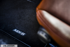 Mazda MX 5 ND – interior, branded floor mat and leather seat