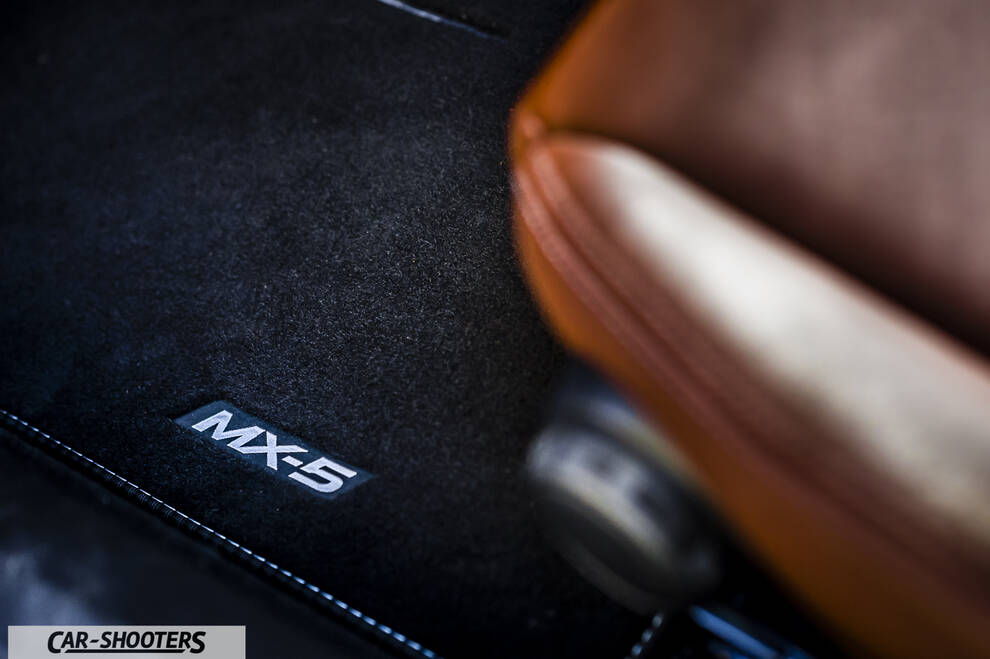Mazda MX 5 ND – interior, branded floor mat and leather seat