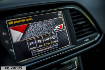 Seat Leon Cupra – dashboard, touchscreen infotainment display