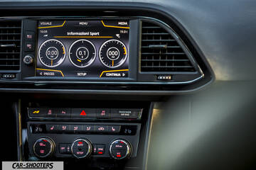 Seat Leon Cupra – dashboard, center console with infotainment screen