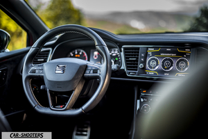 Seat Leon Cupra – dashboard, leather steering wheel and infotainment screen