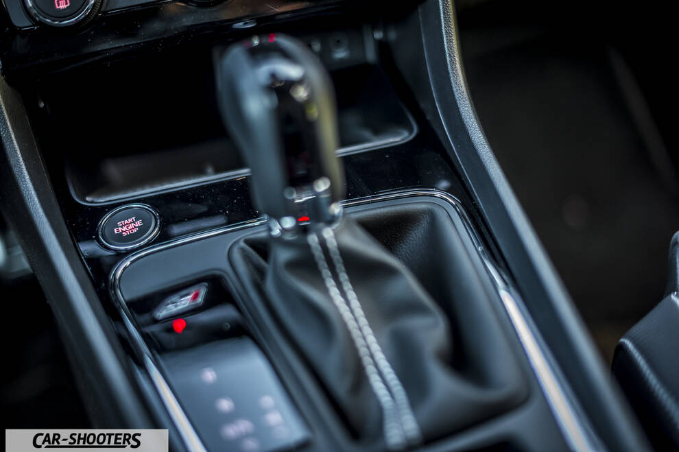 Seat Leon Cupra – interior, gear shifter close-up
