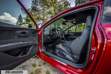 Seat Leon Cupra – interior, leather front seats
